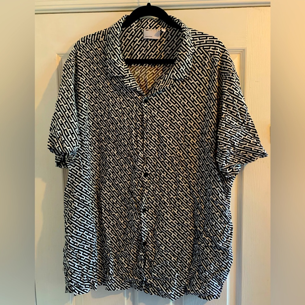 Mens ASOS Short Sleeve Button Up shirt XXL White and Black (one button misssing)